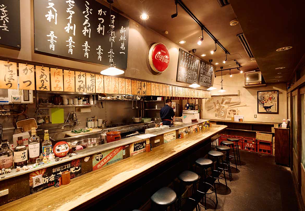 店内には大きなカウンターが広がる