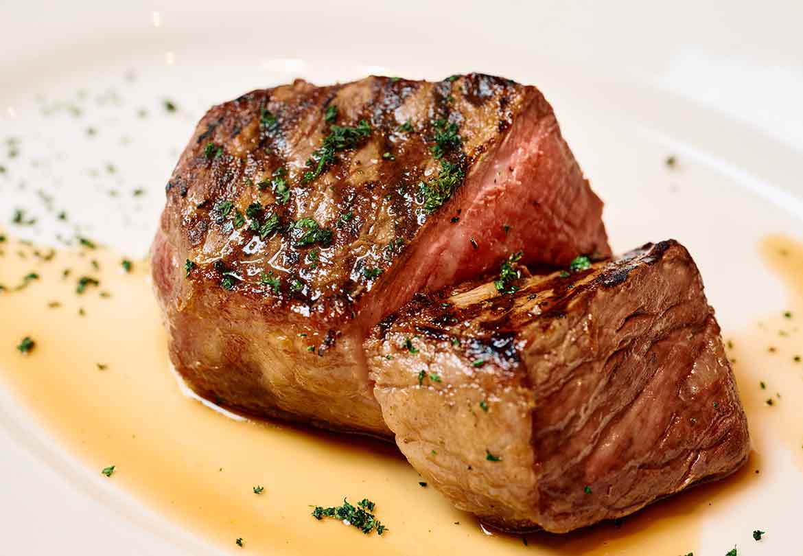 肉々しい「プライムニューヨークステーキ」。おすすめはミディアムで