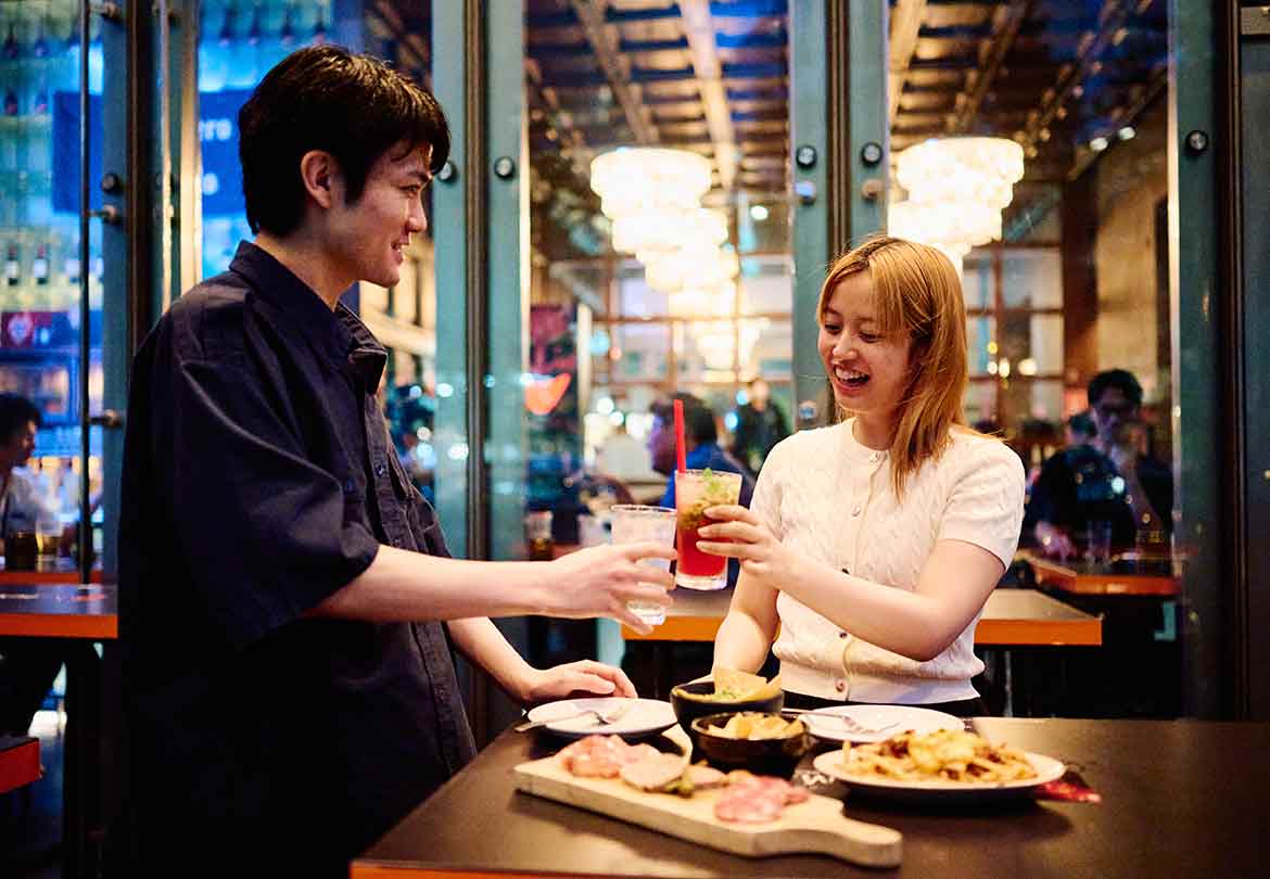 夜風を感じながらの立ち飲みは自然とお酒も進みます