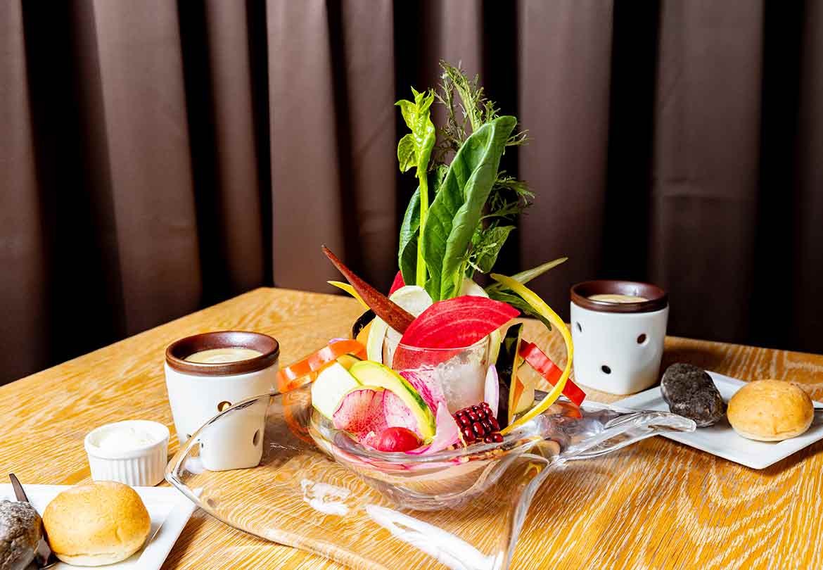 生花のように美しく盛り付けられた、色とりどりの野菜