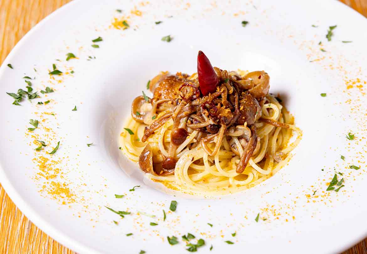 上質なカラスミときのこを使用したオイルパスタ
