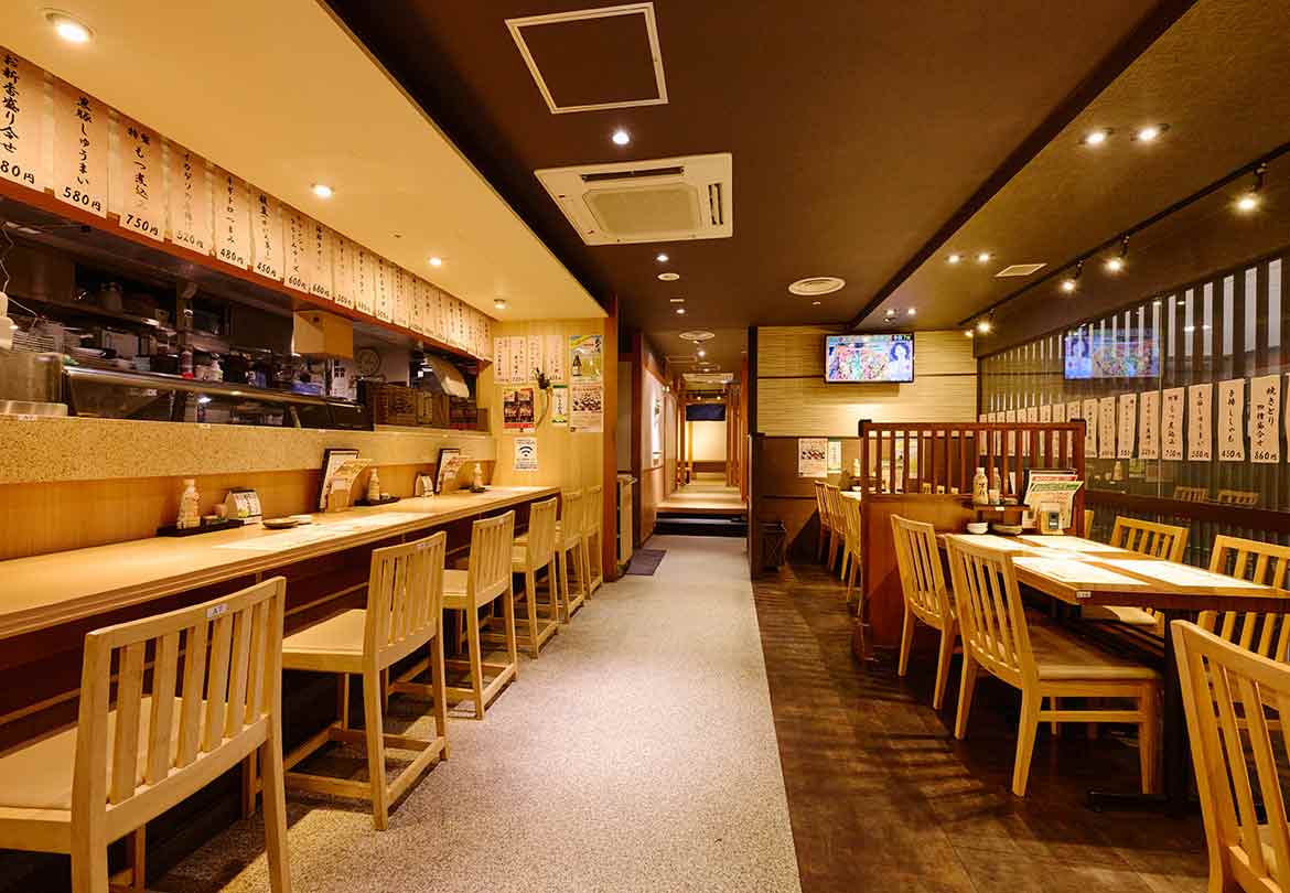 広々と開放的な店内。奥にはお座敷を用意