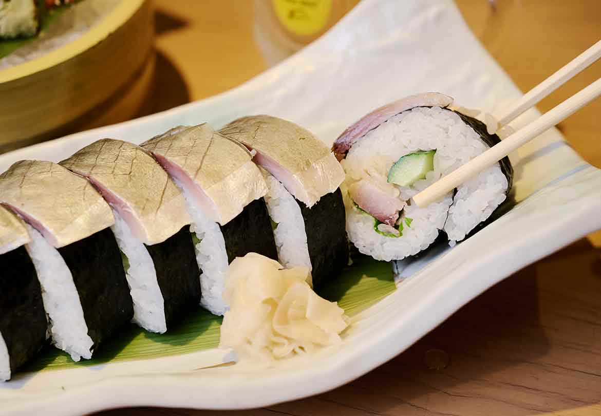 「サバの太巻き寿司」は見た目のインパクトも十分！