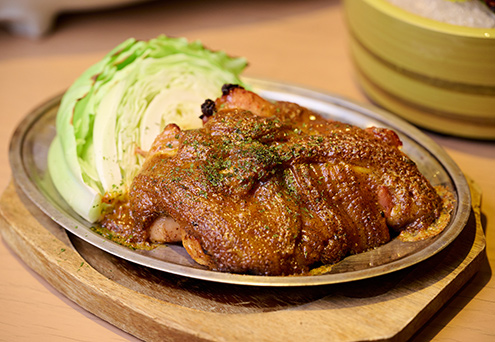 「角切り鶏モモのスパイシー焼き」