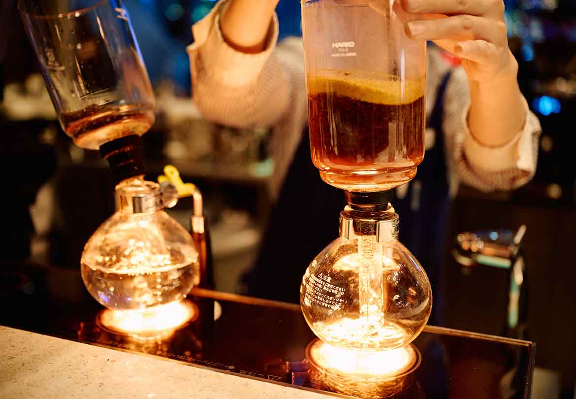 サイフォンで淹れたコーヒーは、豊かな香りをたのしめる