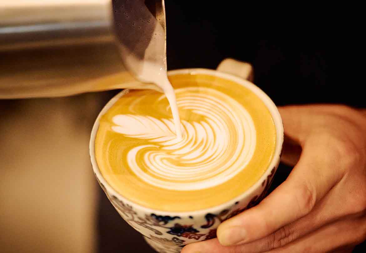 バリスタによるラテアートも