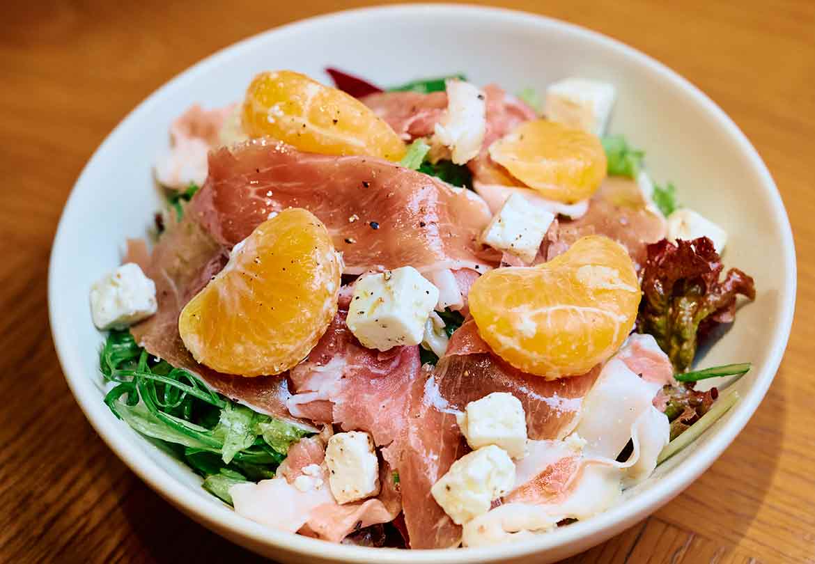 サラダはSサイズ・Rサイズが選べるメニューも