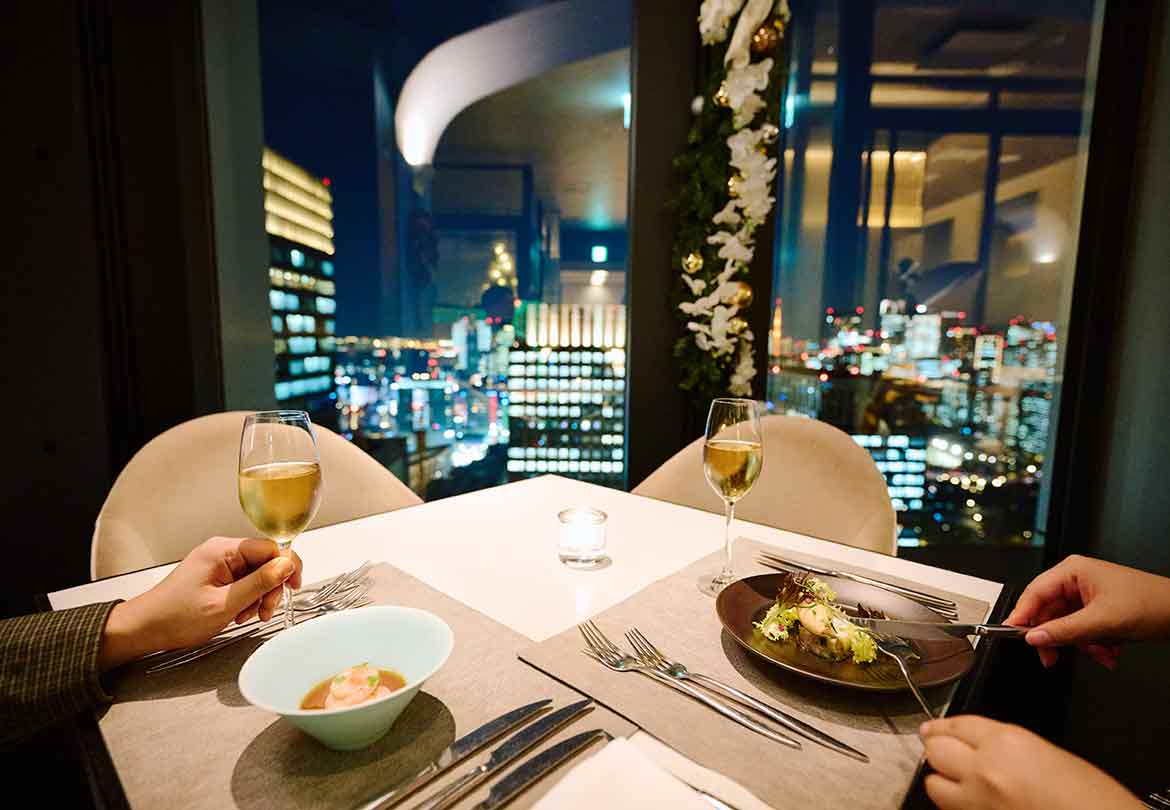 美味しい料理と夜景に乾杯