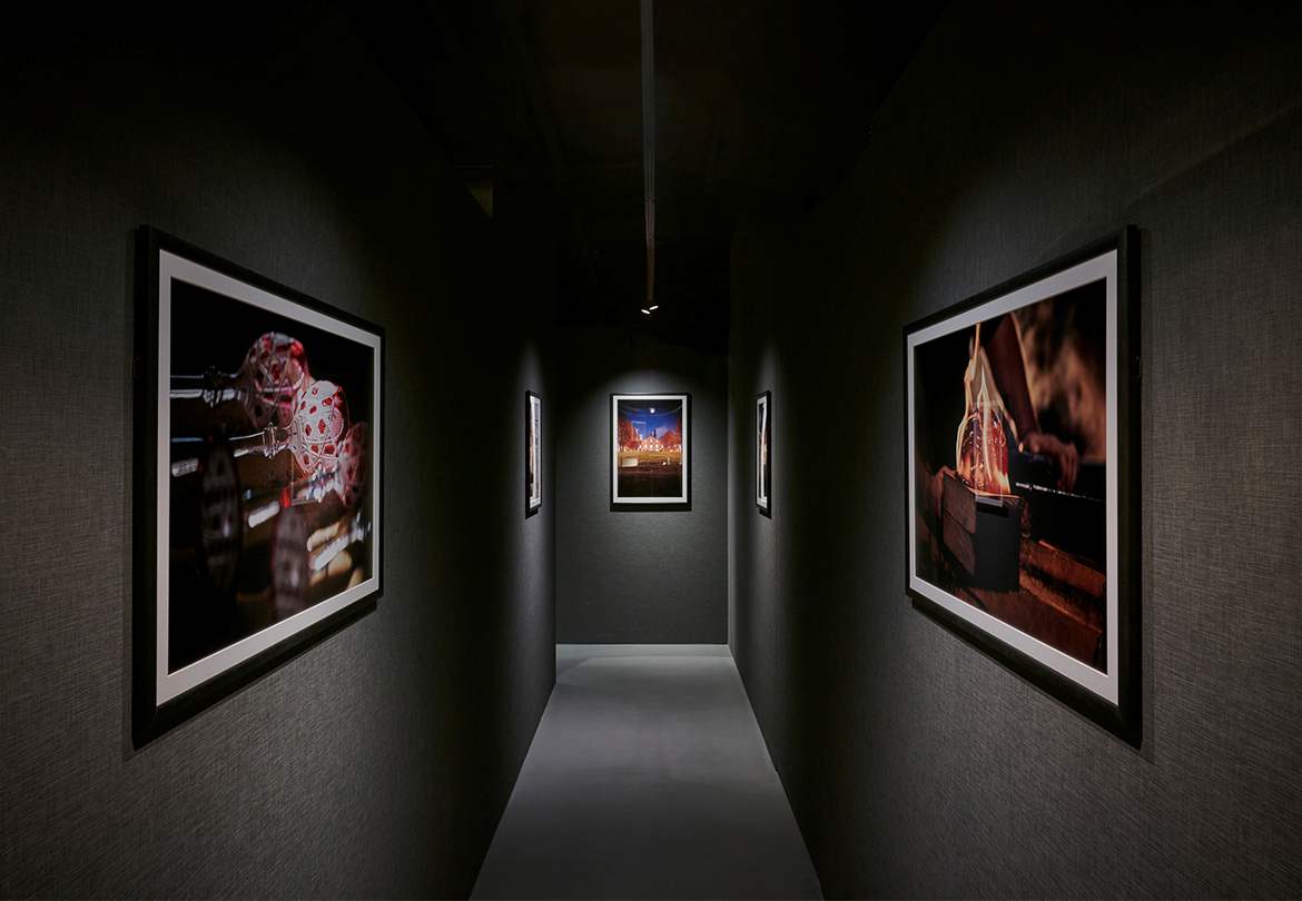 通路には、クリスタルの制作風景などを収めた写真を展示