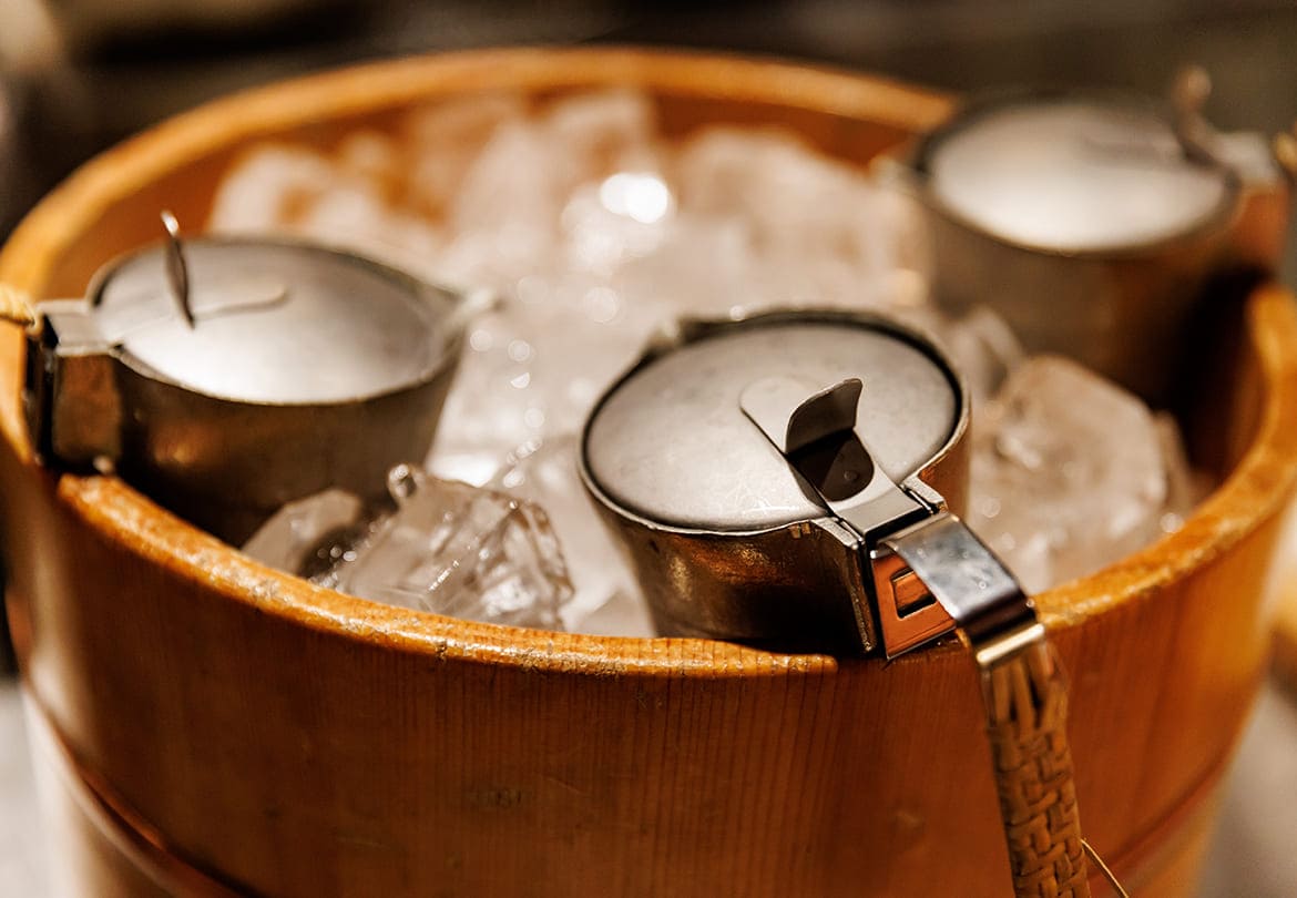 5℃から15℃までの冷酒はたっぷりの氷で調整