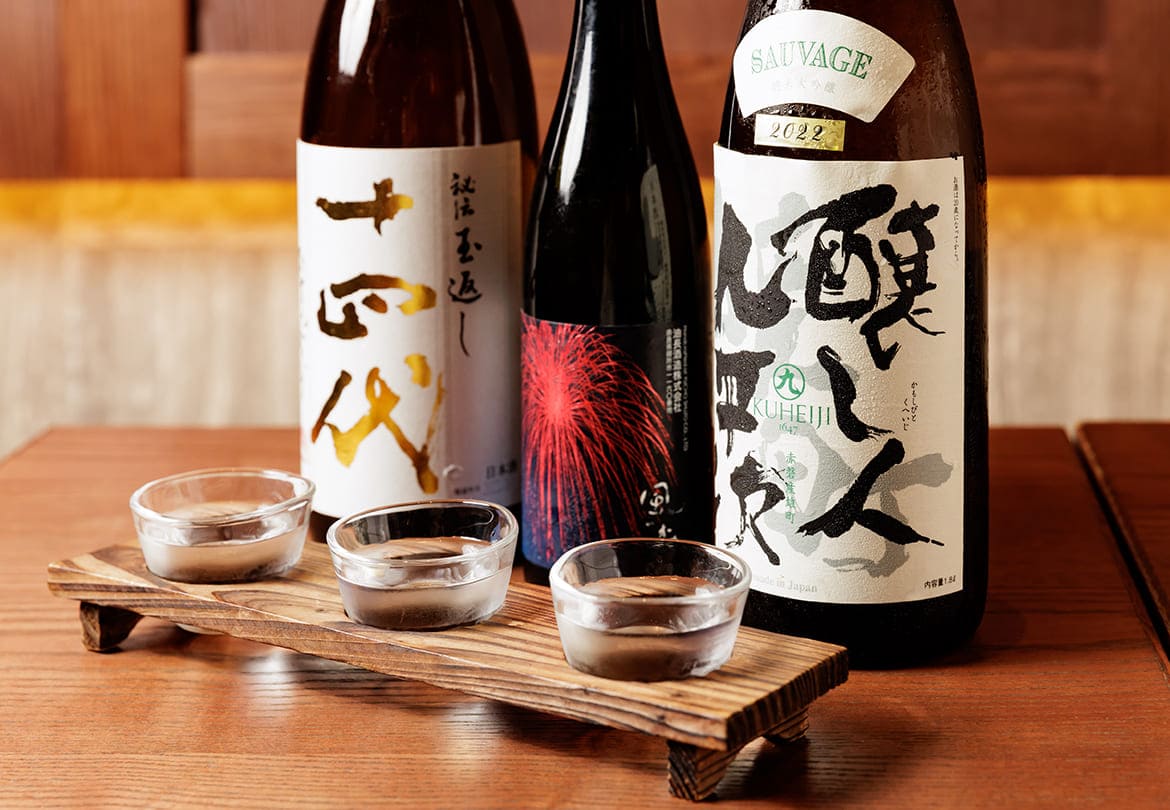 ひや（常温）なら好きな銘柄3種を選べる飲み比べもおすすめ。1,200円〜