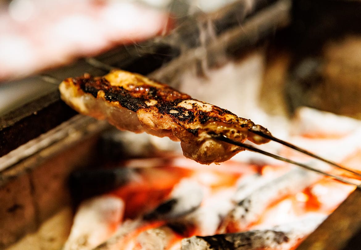 炭火焼きはカウンターの真ん中でじっくり焼き上げる