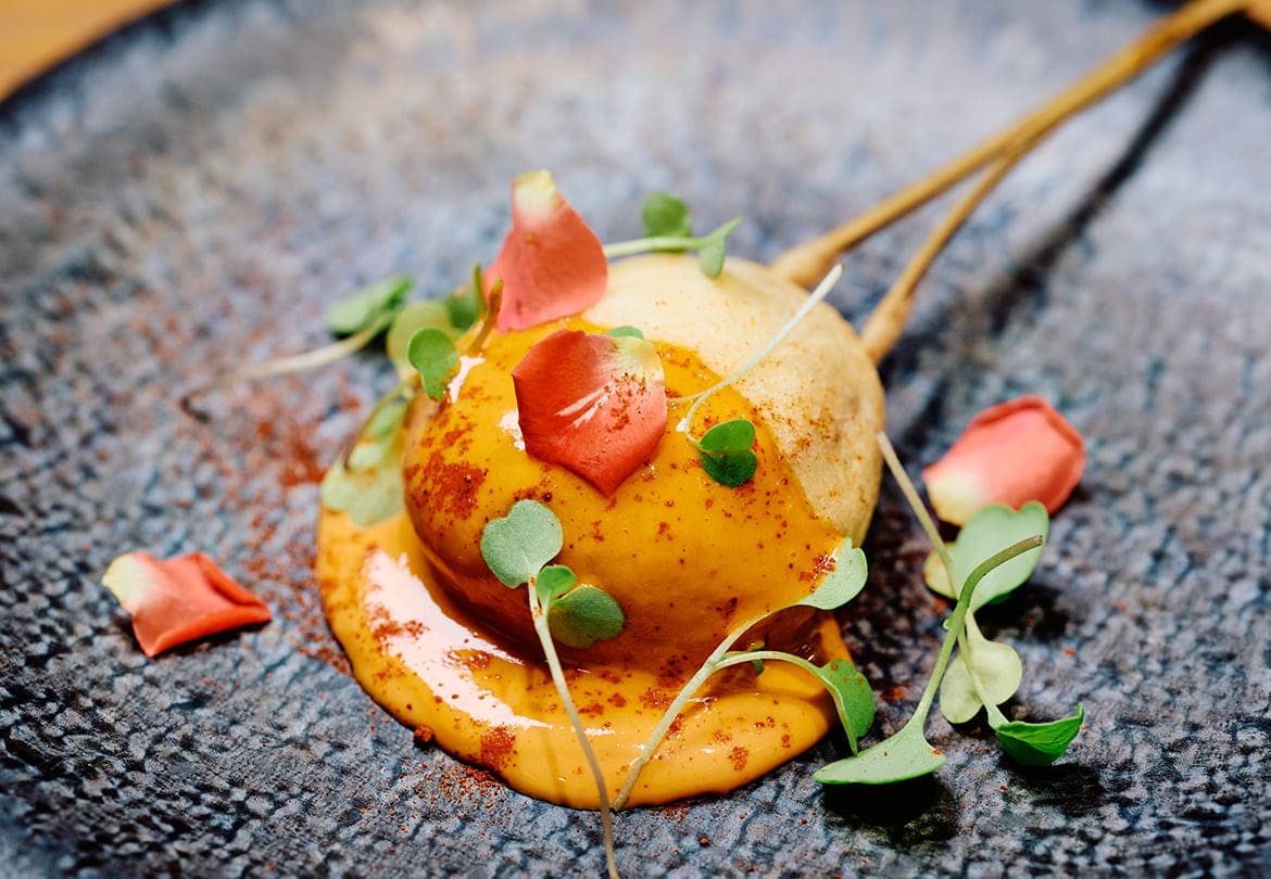 「鴨モモコンフィ」540円。コクのあるソース・アルビュフェラがすごく合う！