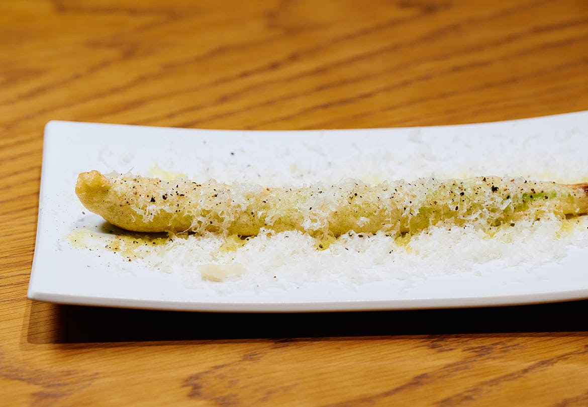 アスパラを大胆に「グリーンアスパラの1本揚げ〜パルメジャーノチーズをかけて〜」520円