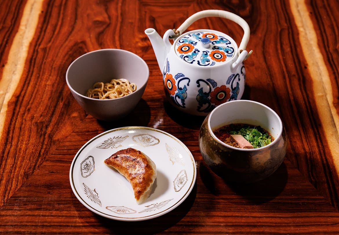 「よだれ鶏」のソースを、餃子・山椒麺・豆乳の3ステップで味わう「に つける」700円