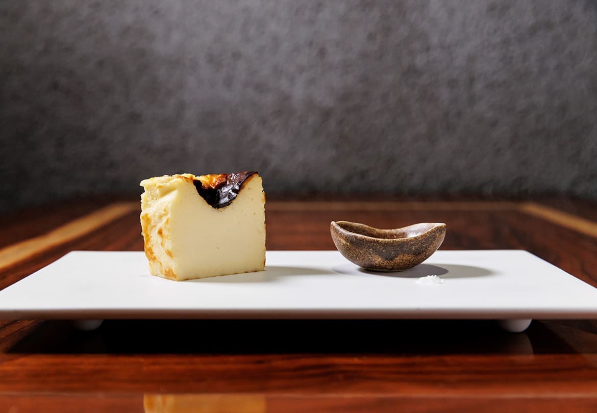 スペインは「バスクチーズケーキ」800円。オリーブオイルと塩を添えて
