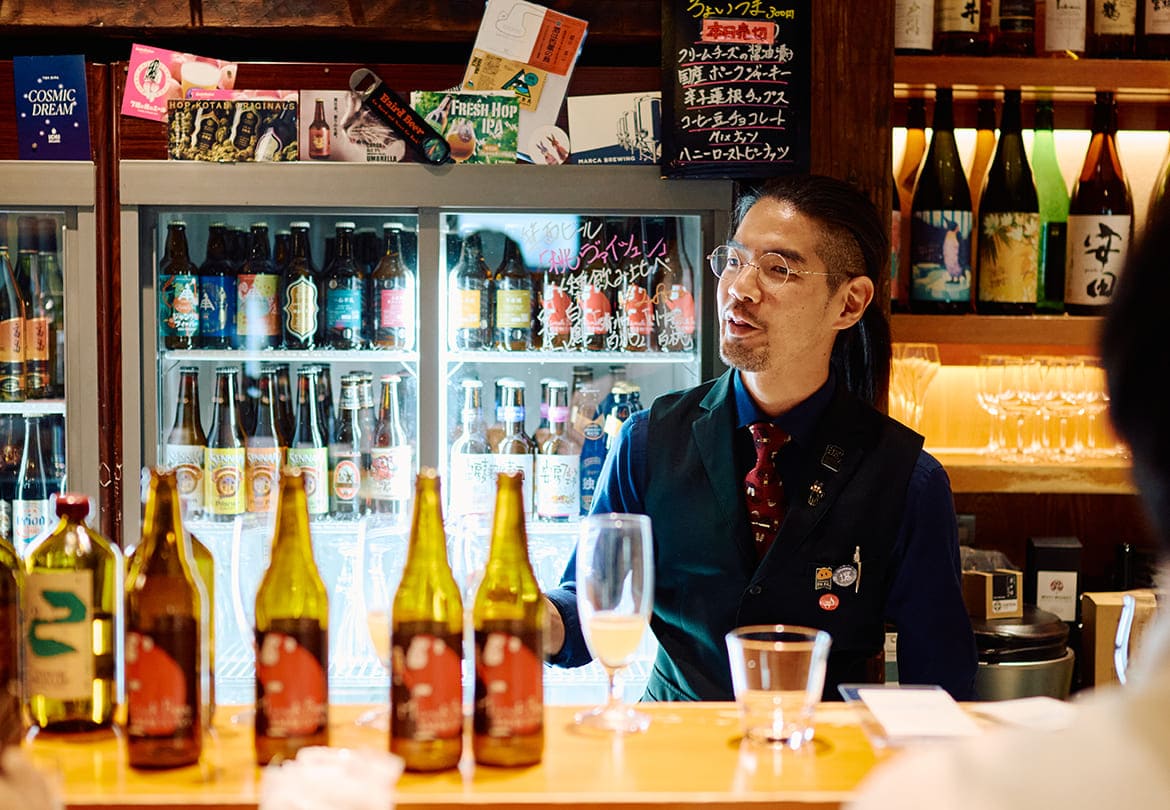 店主の山ちゃん。キビキビと動きながら会話を拾ってくれる良い店主