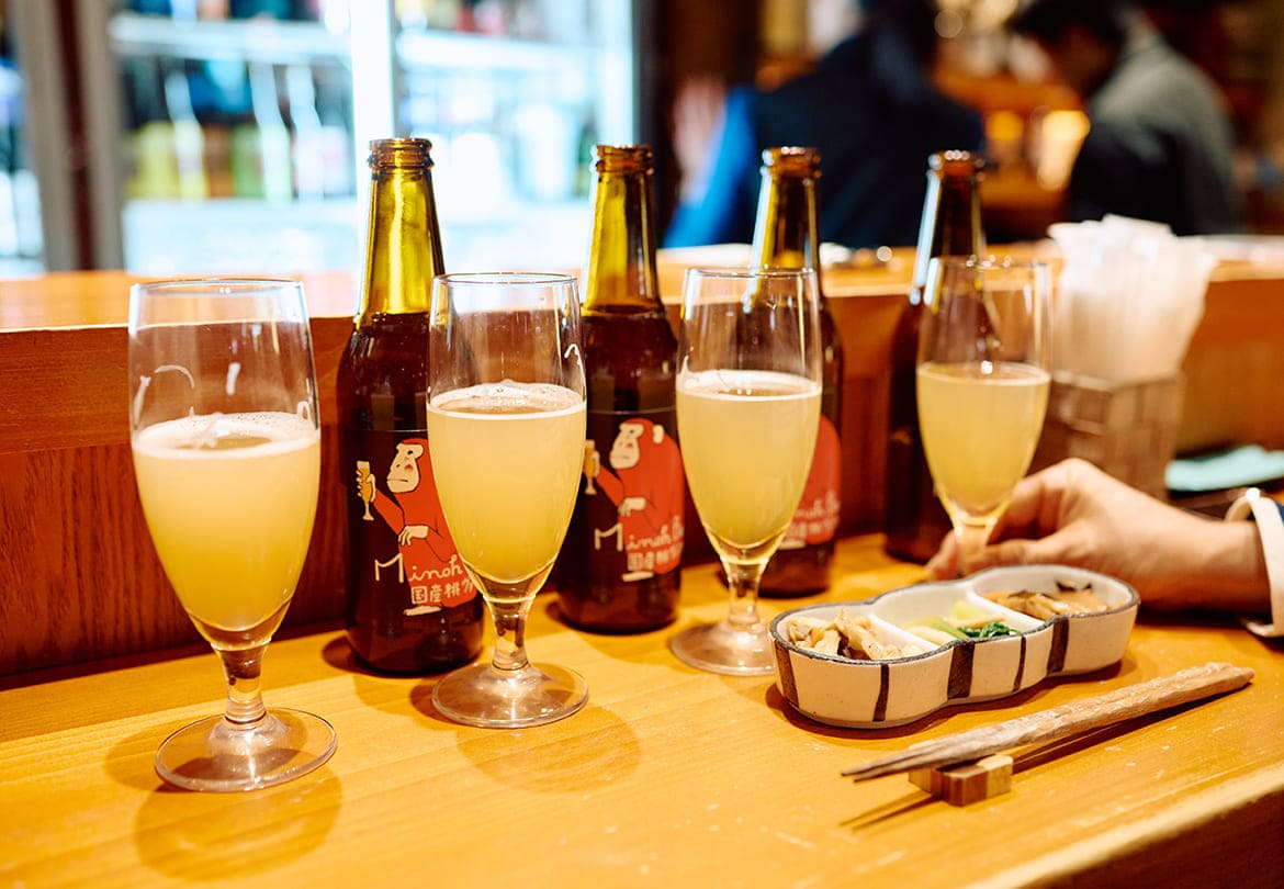 隣でビールの飲み比べをしていた常連さんと会話をたのしみます