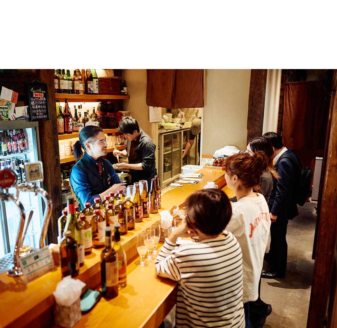 はじめましてで会話が弾む。人とお酒に出会う立ち飲みバー
