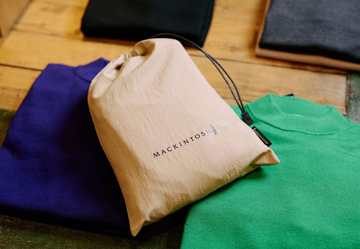 パッカブルで専用ポーチ付き。折り畳んででもシワになりにくい