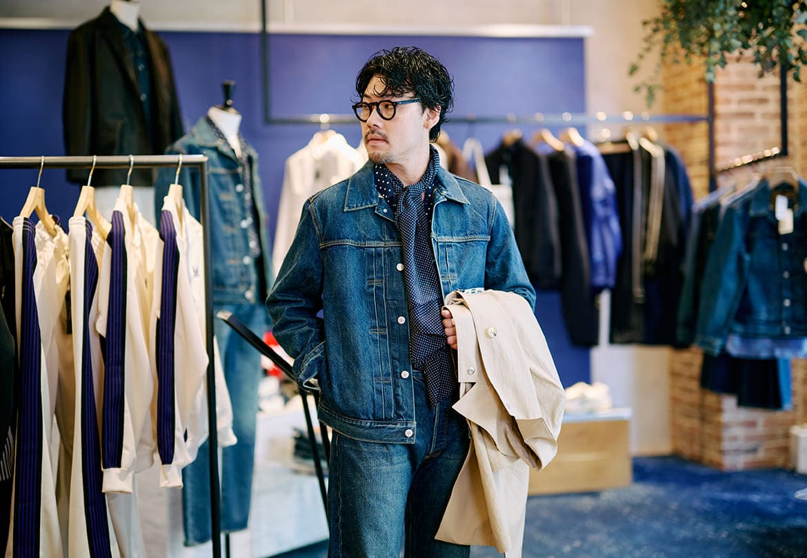 野性的なデニムにドットのギャップが素敵。パンツは「Levis501」