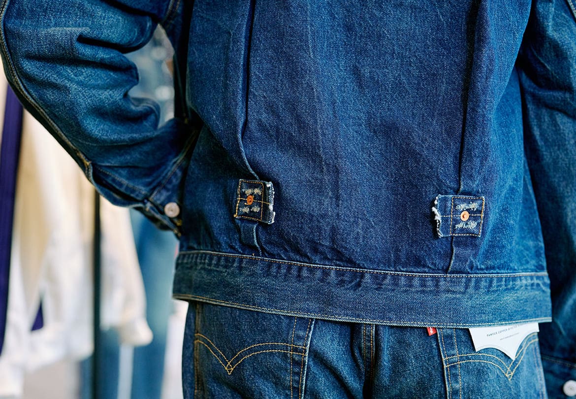 ビンテージ感にこだわった「Levis」の別注ジャケット。背中ストラップもあえてこのデザイン