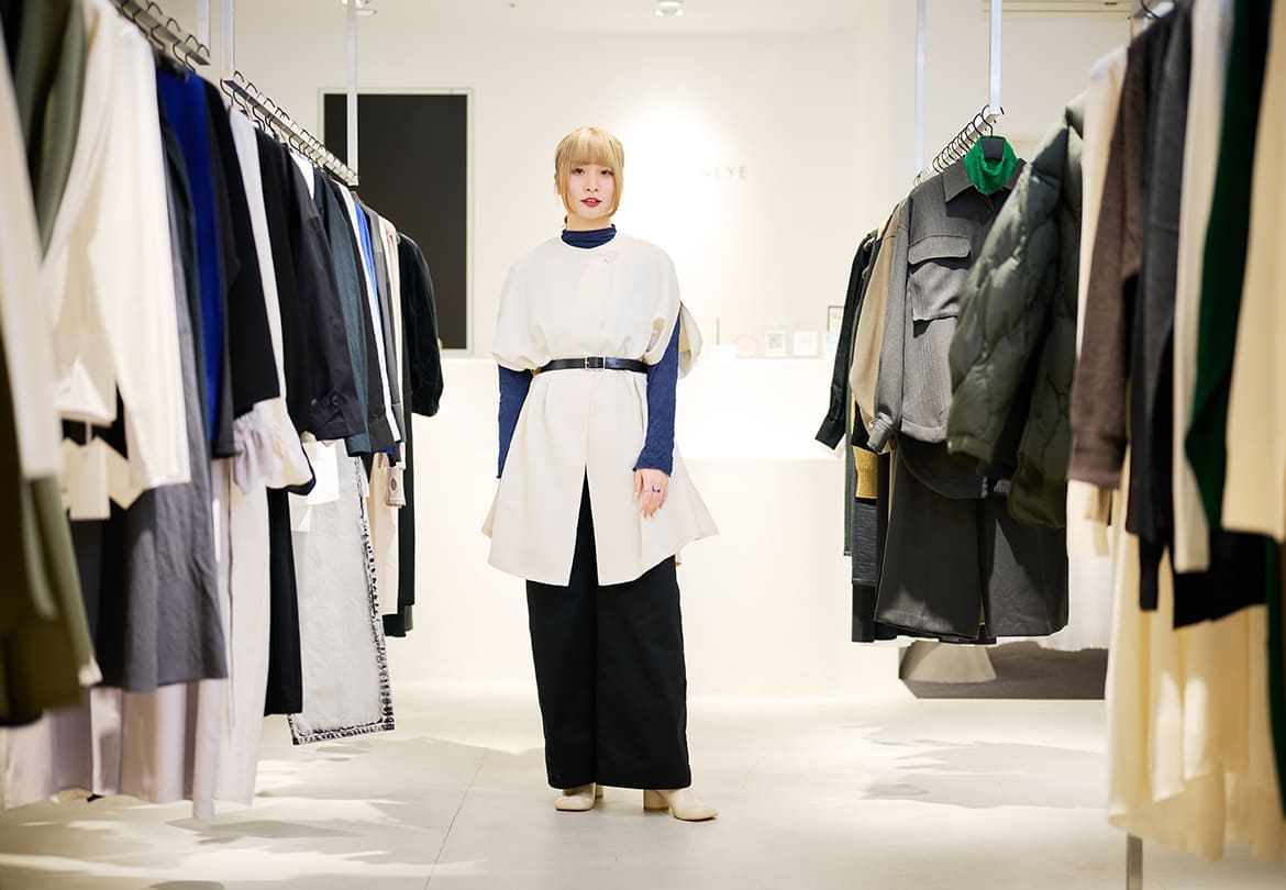 アイボリーのジレ×ネイビーのインナーが知的かつクリエイティブ！