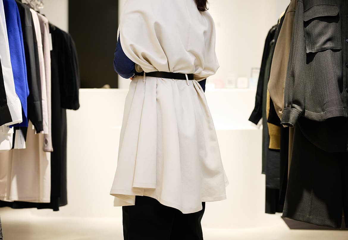 バックスタイルは美しいドレープ
