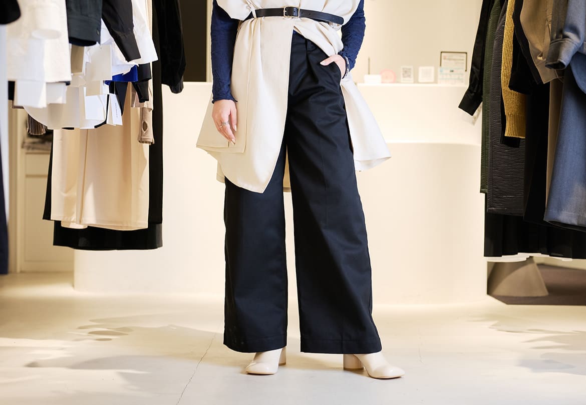 パンツとベルトはブラック。パンツはワイドでしっかりした質感