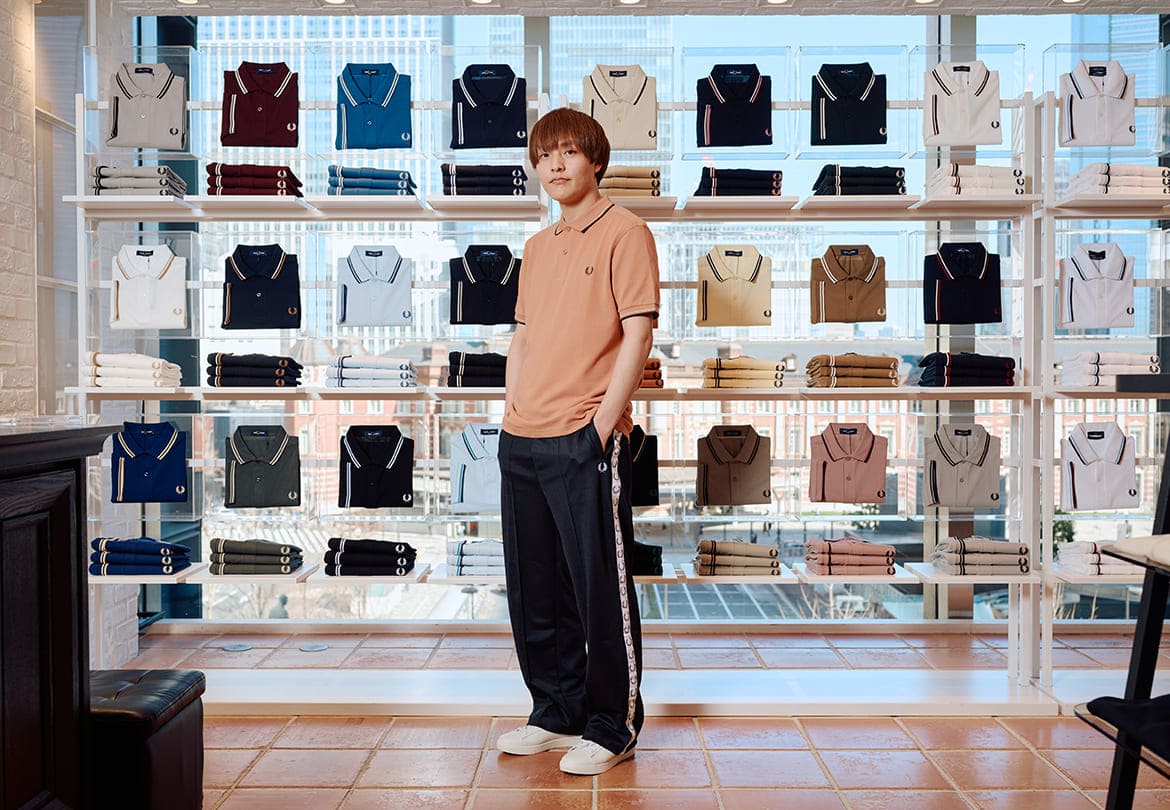“FRED PERRYシャツ”はこんなスポーティなパンツにも合う！