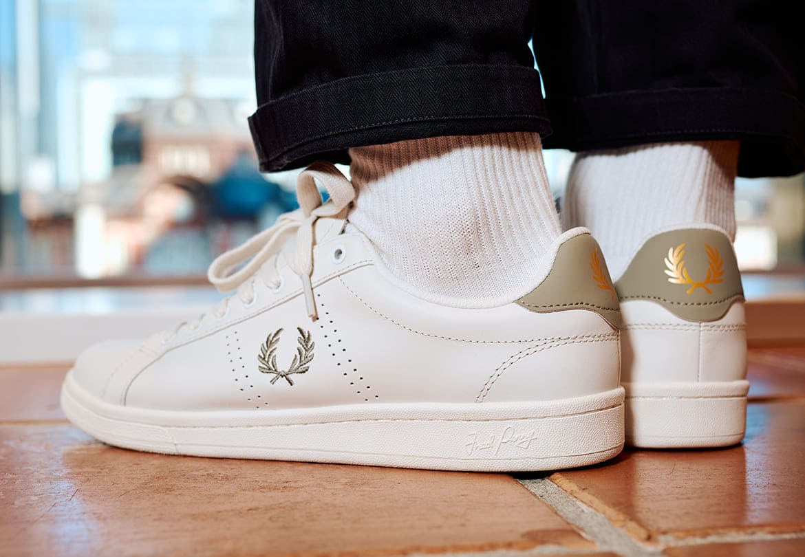 後ろとサイドにロゴ、アウトソールには「FRED PERRY」のサインが