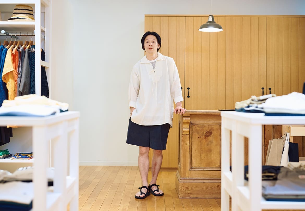 デザイン性のあるトップスは、ゆったりとしたサイズ感を選ぶのもポイント