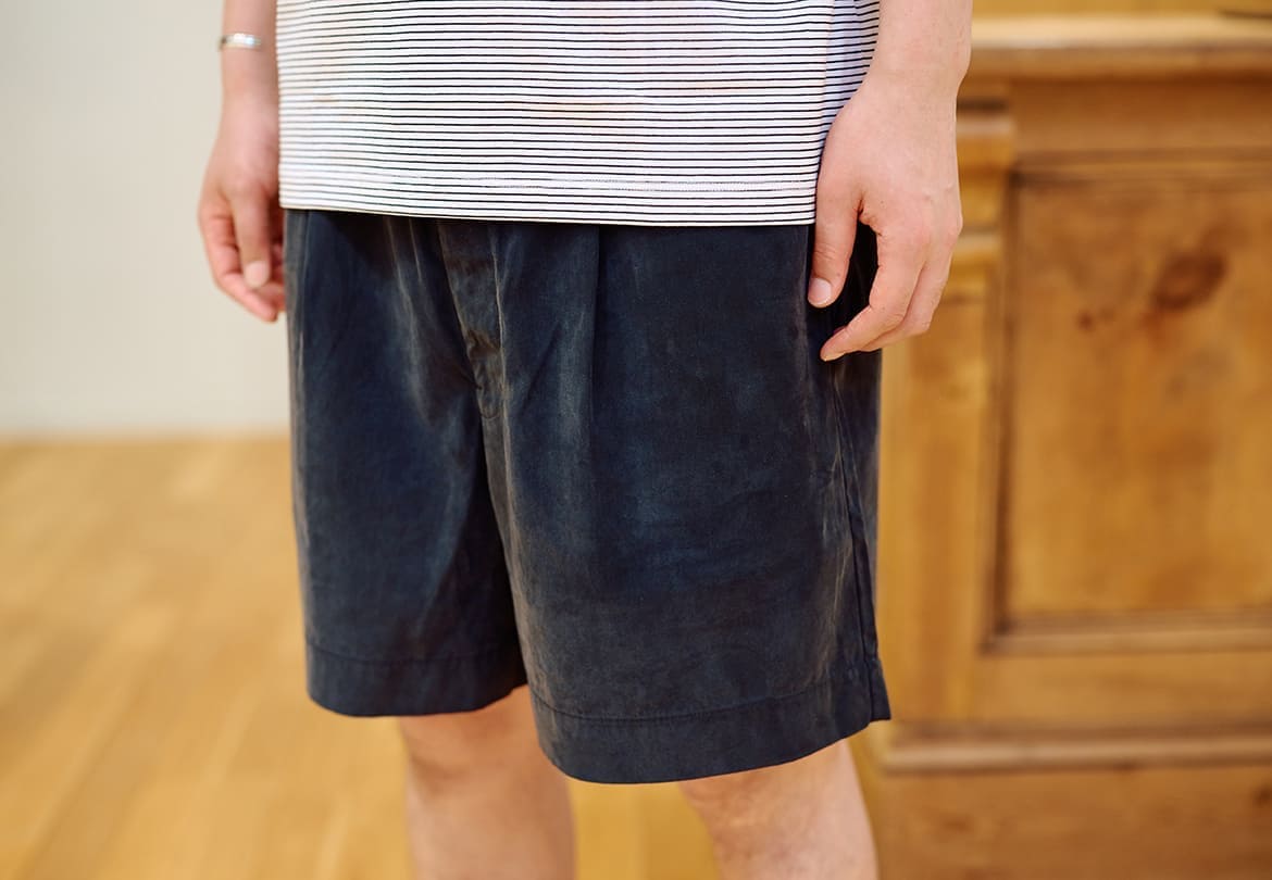 レーヨンとコットンのさらさらとした着心地。グレーがかった黒だとコーデも重くならない