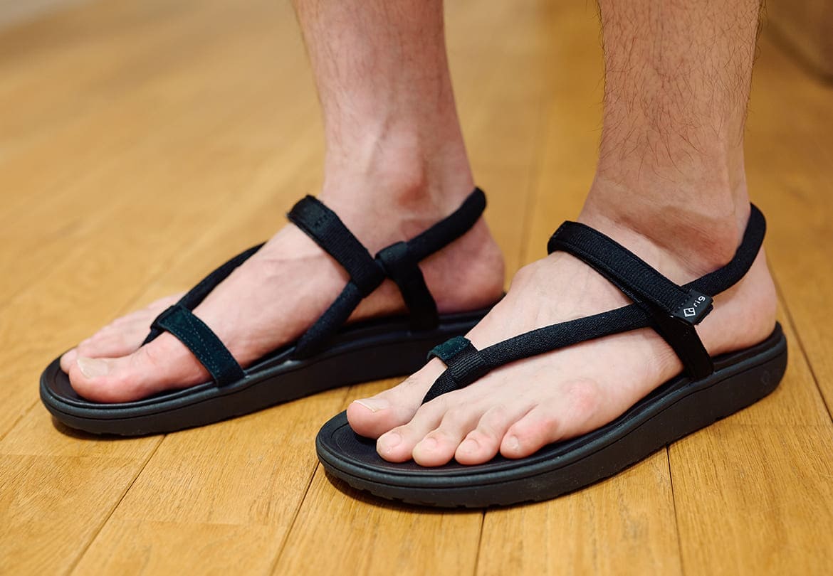 鼻緒はコードが太く柔らかく、長時間履いていても指の間が痛くなりにくい