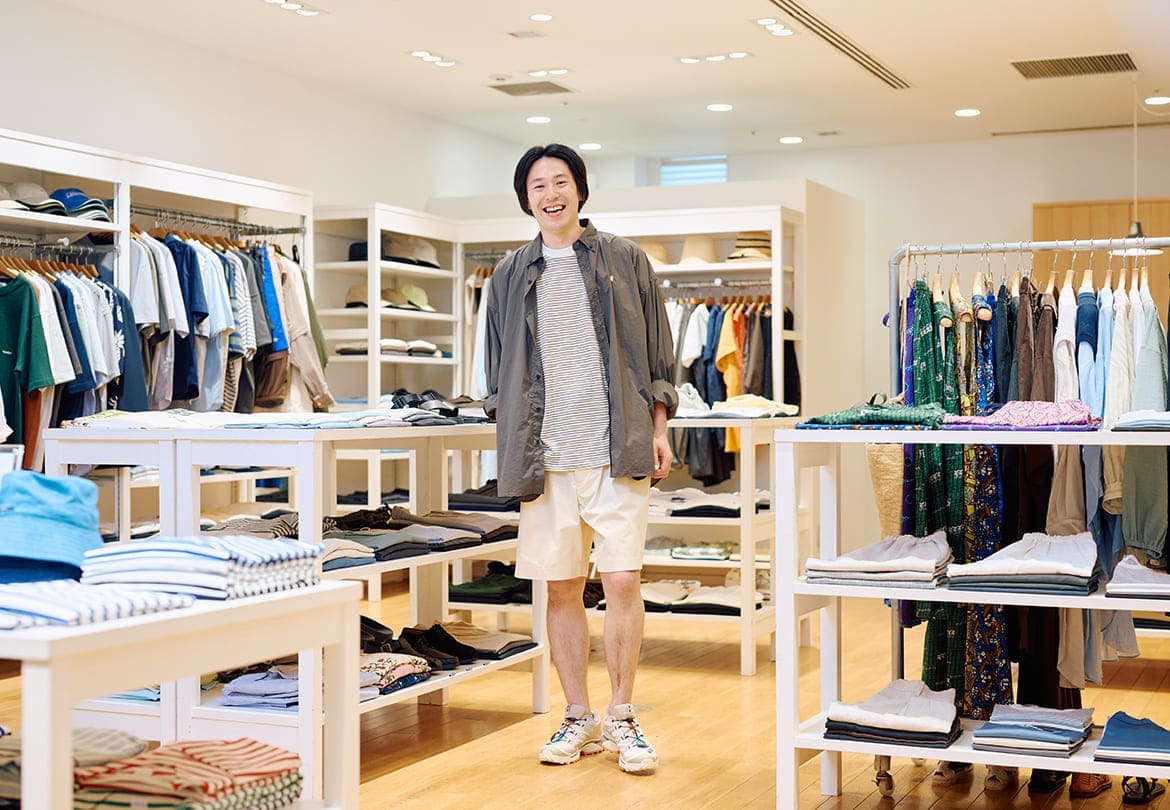 個性派スニーカーを主役に着脱が便利なジャケットスタイル