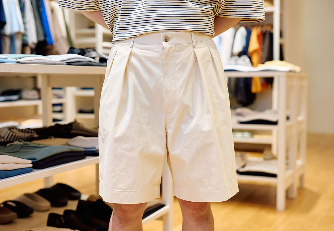 パンツのウエスト部分はタック入り。自然に膨らむ立体的なシルエットが特徴