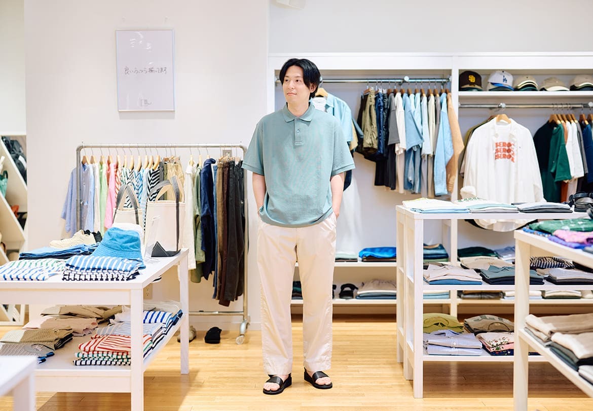 ポロシャツ×コットンパンツのシンプルな着こなしは素材と色選びで夏仕様にチェンジ