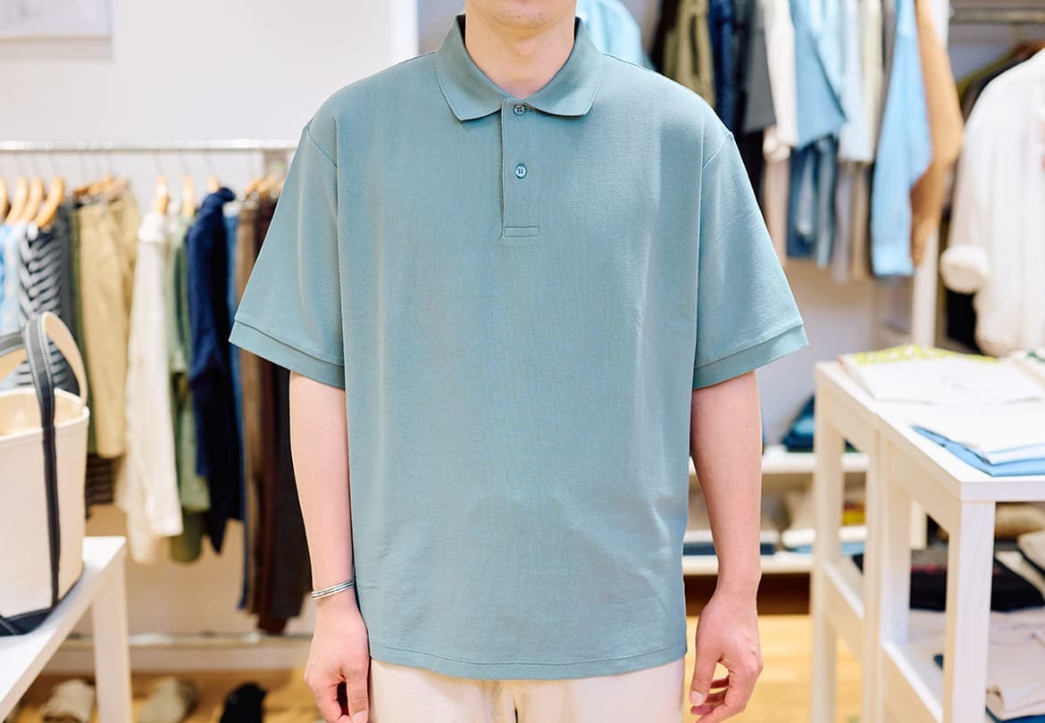 ポロシャツには自社で調達したペルー産の超長綿ピマコットンを使用。肌触りが滑らかで、上品な光沢があるのが特徴