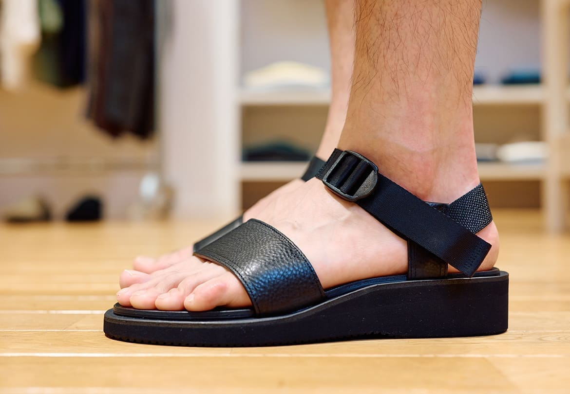 傾斜のついたインソールが秘密。履くだけで前ももが筋肉痛になる人もいるとか