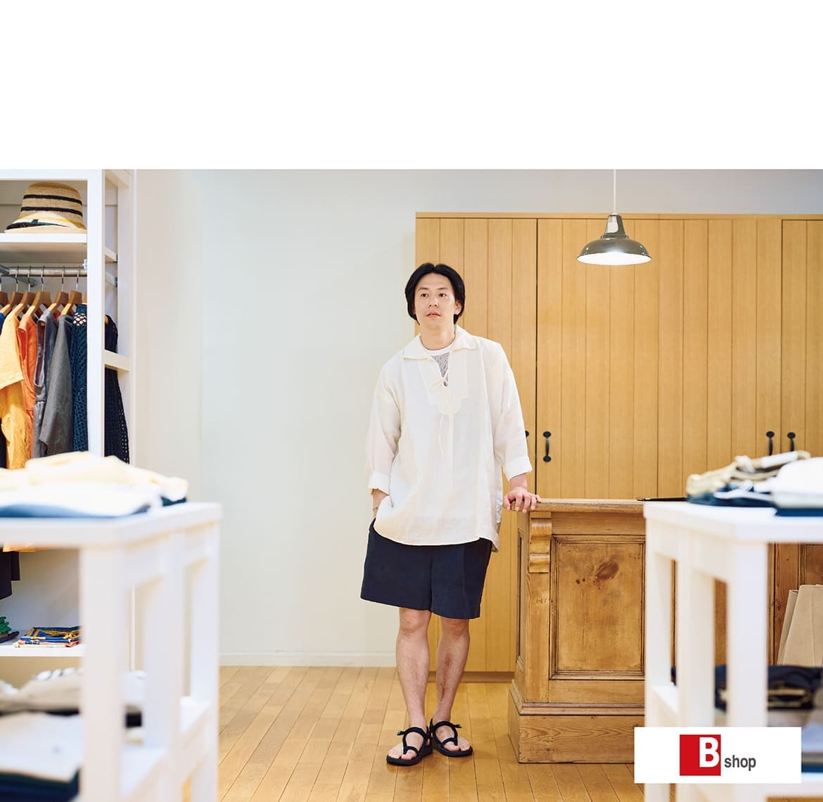 この夏取り入れたい、機能的なアイテムを取り入れた大人の夏スタイル