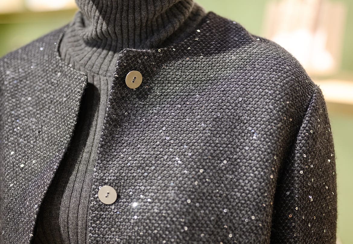 スパンコールとメタリックなボタンがアクセントに