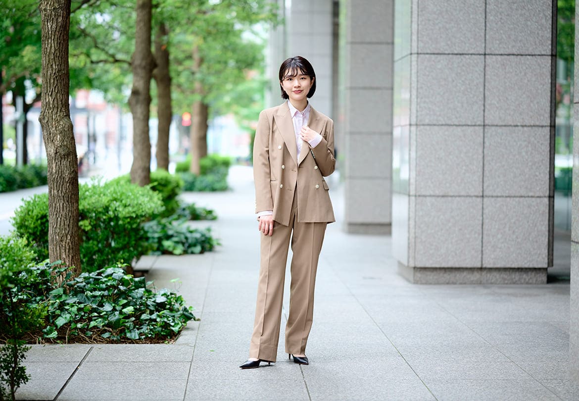柔らかなベージュもパンツスーツでスマートな印象に