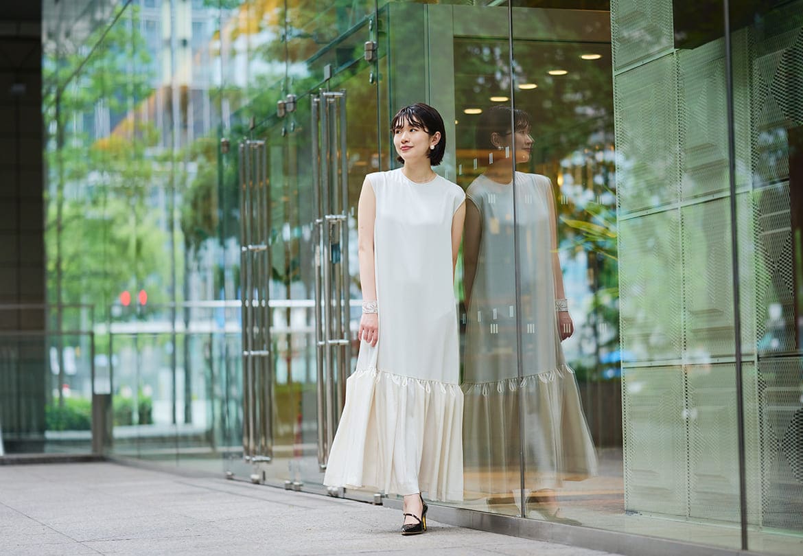 光沢感のある華やかなドレスでラグジュアリーに