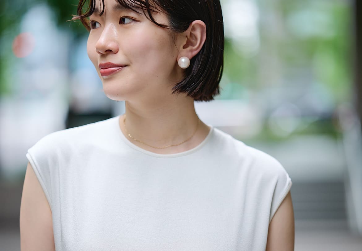 イヤリングはドレスと色味を合わせて上品さを