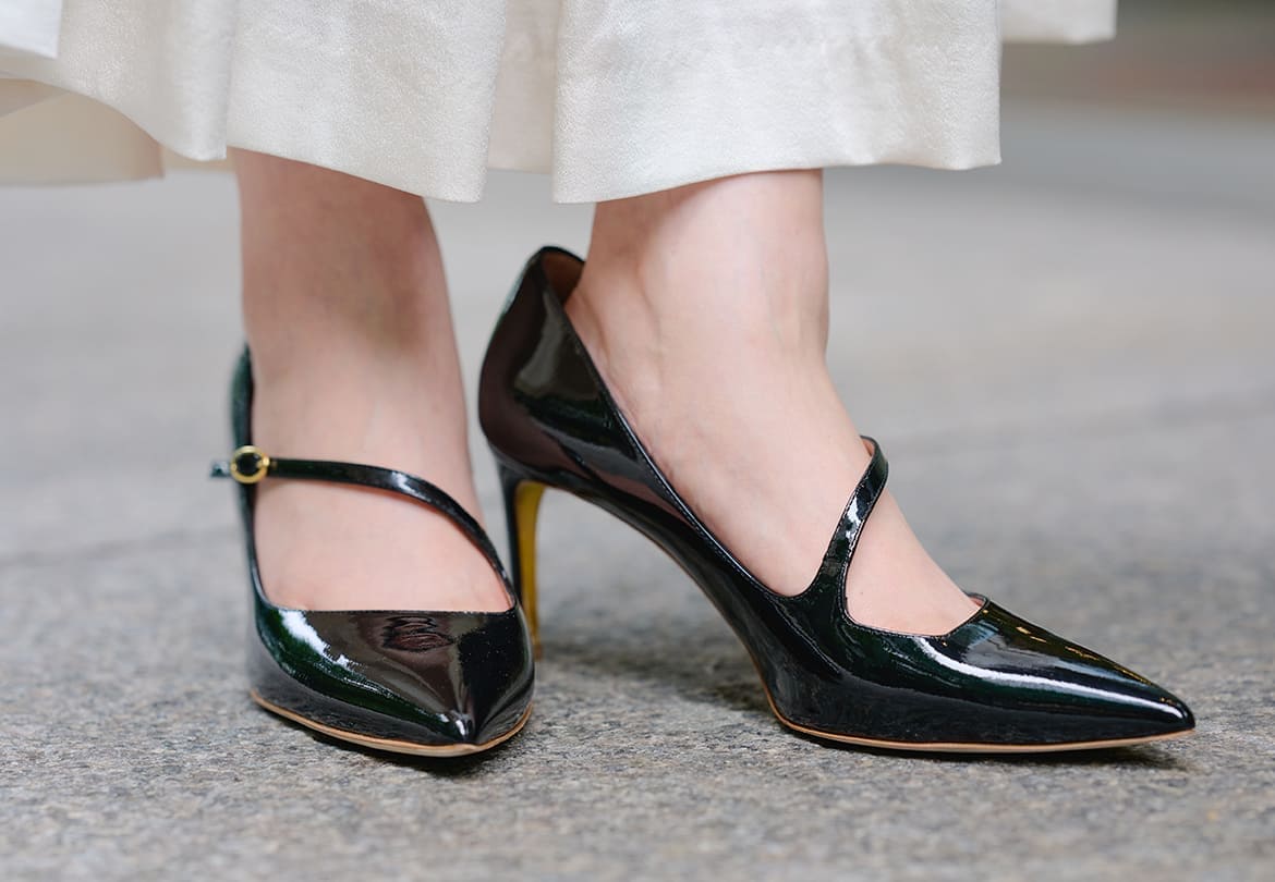 シンプルながらストラップのデザインで細部までこだわりを