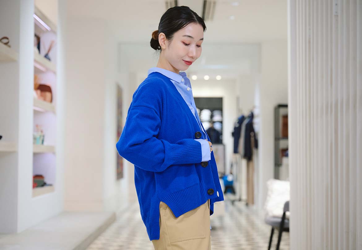 前後で着丈の違うニットはスタイルアップ効果抜群！