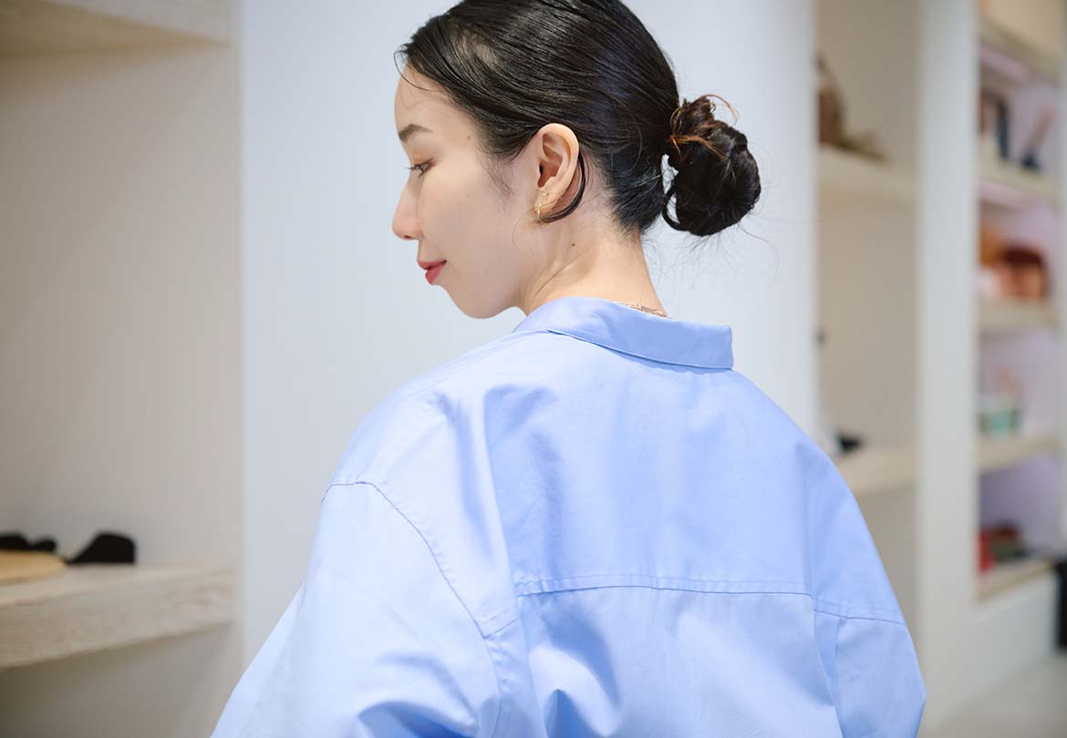 ビッグシルエットの肩が落ちるシャツで抜け感を