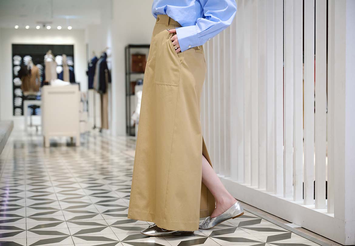 長めのロングスカートはスリット入りで大人なムードに