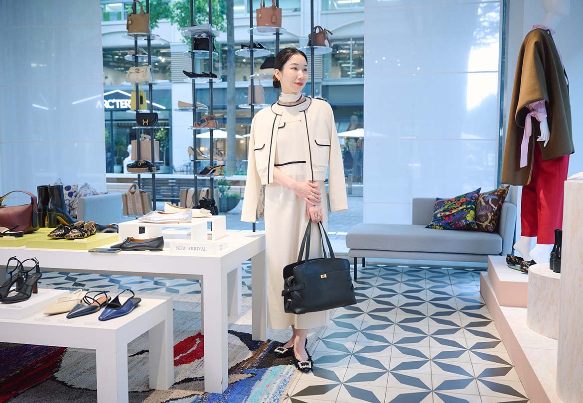 同じ色、素材のカーディガンとワンピースで統一感を