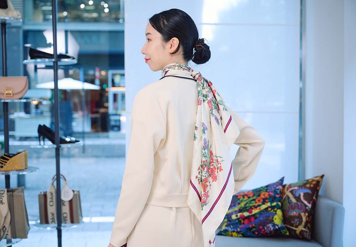 ワントーンのスタイリングにスカーフを合わせ個性を出す